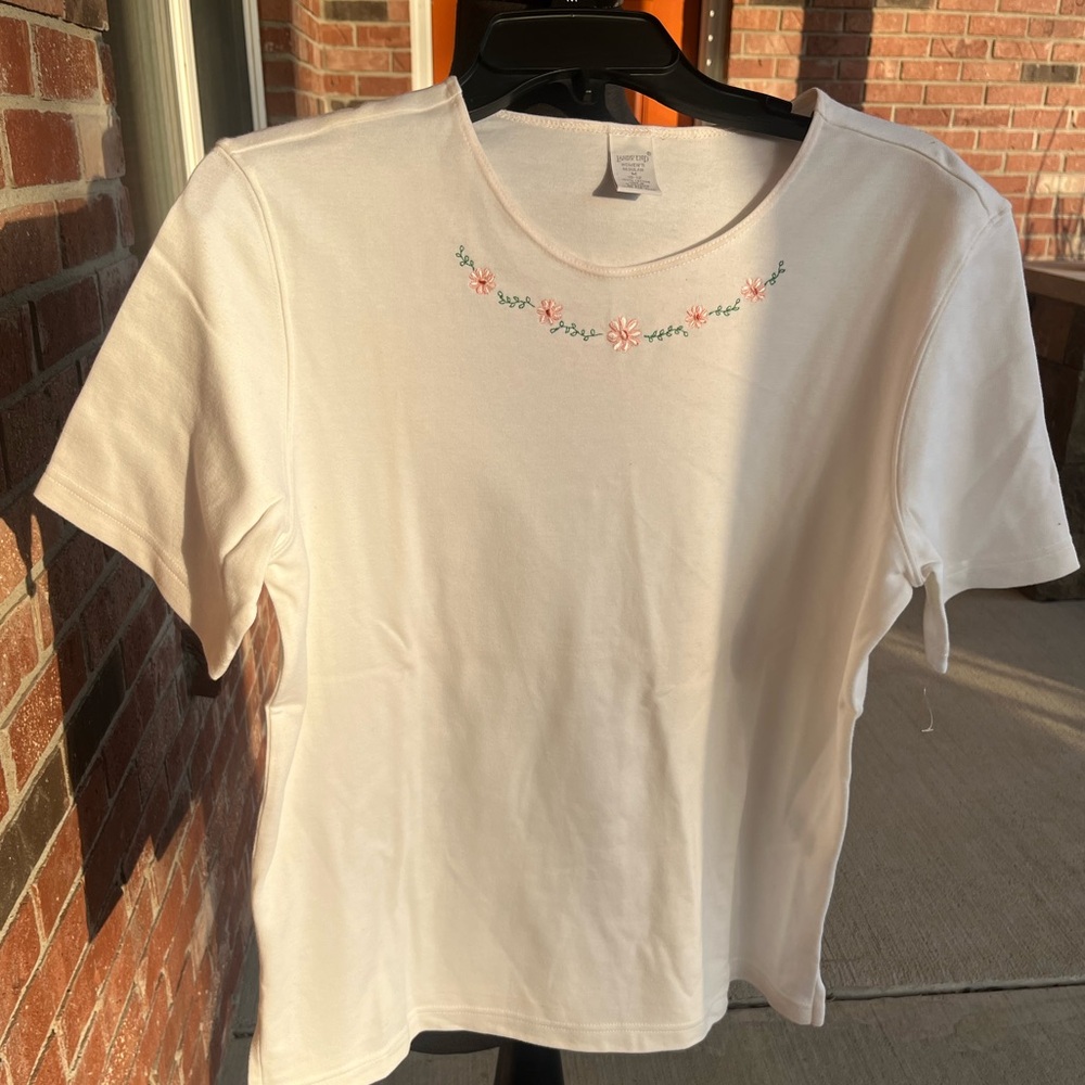 Vintage cotton Lands End floral embroidery ladies M t-shirt
